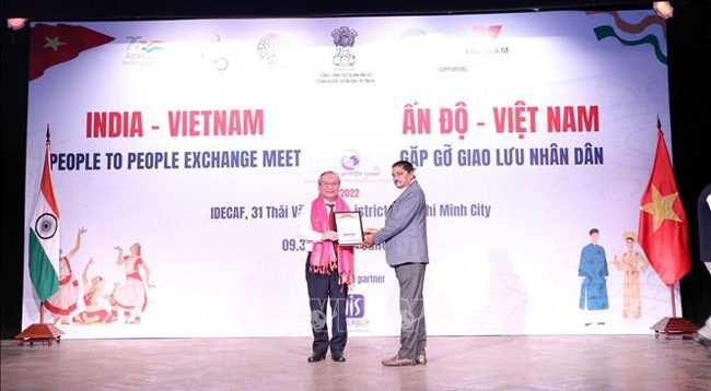 Зампредседателя  Общества вьетнамско-индийской дружбы г. Хошимина от имени его Председателя Хюинь Тхань Лапа получает премию BRIA 2022 г. Фото: VNA