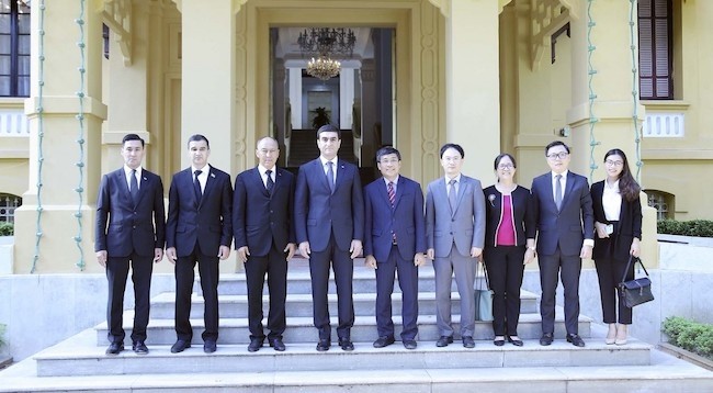 Замминистра иностранных дел Вьетнама Нгуен Минь Ву (в центре), Замминистра иностранных дел Туркменистана Вепа Хаджиев (4-й слева) фотографируются на память. Фото: МИД Вьетнама