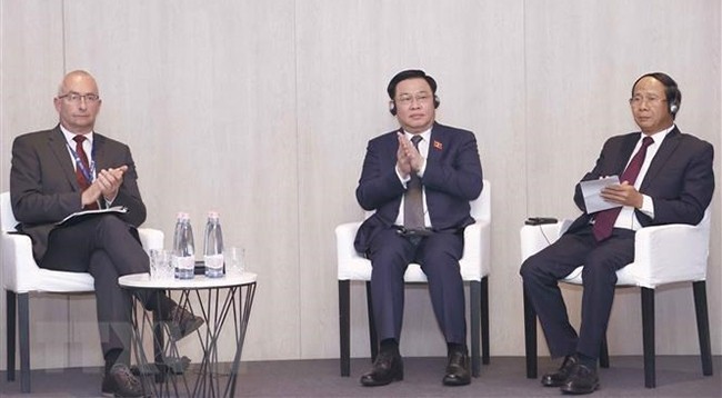 Председатель НС Выонг Динь Хюэ (в центре) на беседе. Фото: VNA