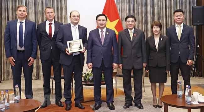 Председатель НС Выонг Динь Хюэ на встрече с руководителями компании «Egis». Фото: VNA