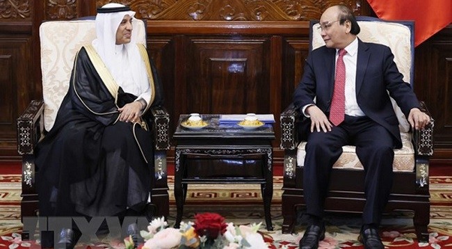 Президент Вьетнама Нгуен Суан Фук (справа) и Посол Саудовской Аравии во Вьетнаме Ф. M. Aль Сувелим. Фото: VNA