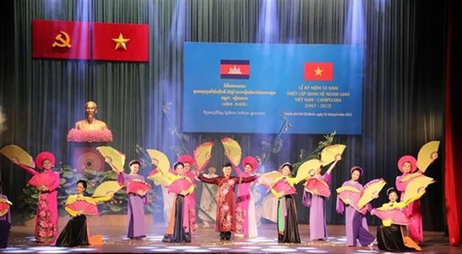 Художественный номер на церемонии празднования 55-летия установления дипломатических отношений между Вьетнамом и Камбоджей. Фото: VNA