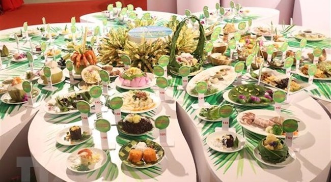 Блюда демонстрируют богатое сочетание кокоса и других ингредиентов. Фото: VNA