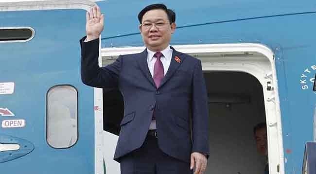 Председатель НС Выонг Динь Хюэ прибыл в аэропорт Хитроу. Фото: VNA