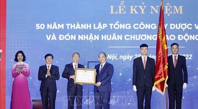 Президент Вьетнама Нгуен Суан Фук вручает корпорации Орден Труда первой степени. Фото: VNA