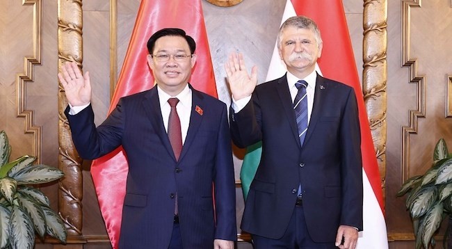 Председатель НС Вьетнама Выонг Динь Хюэ и Председатель НС Венгрии Ласло Кевер. Фото: VNA