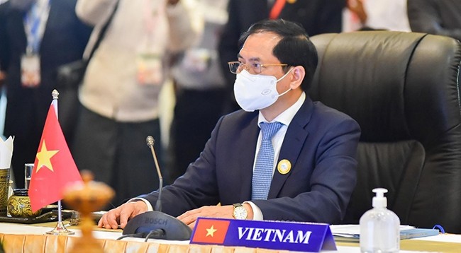 Министр иностранных дел Буй Тхань Шон принимает участие в совещании. Фото: МИД Вьетнама