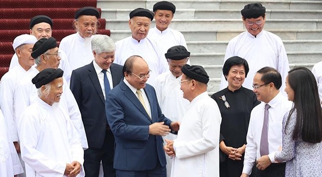 Президент Вьетнама Нгуен Суан Фук и сановники из церквей и организаций Каодай.