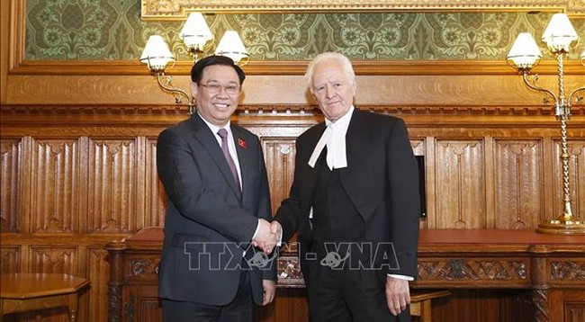 Председатель НС Выонг Динь Хюэ (слева) и Председатель Палаты лордов Парламента Великобритании Джон Макфолл. Фото: VNA