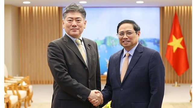 Премьер-министр Фам Минь Тьинь (справа) и Министр юстиции Японии Фурукава Ёсихиса. Фото: VNA