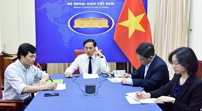 Министр иностранных дел Буй Тхань Шон (в центре) в ходе телефонного разговора. Фото: МИД Вьетнама