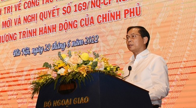 Министр Буй Тхань Шон выступает на конференции. Фото: qdnd.vn