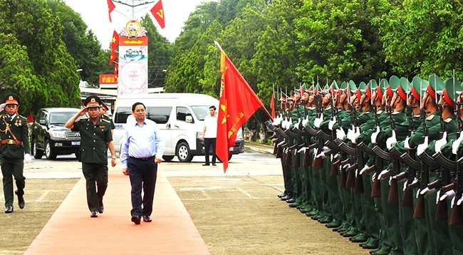 Премьер-министр Фам Минь Тьинь посещает Военное командование. Фото: Нгуен Конг Ли