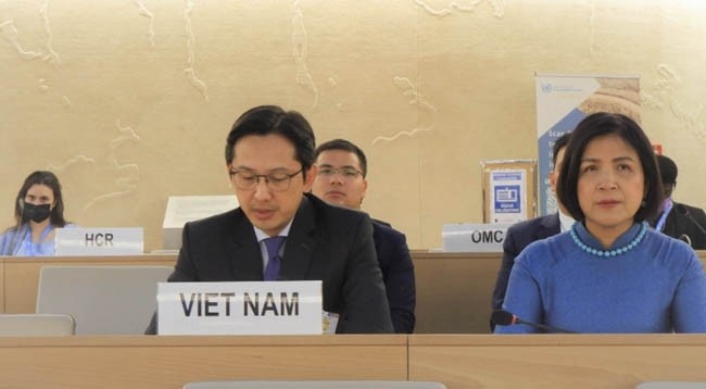 Помощник министра иностранных дел Вьетнама До Хунг Вьет выступает на дискуссии. Фото: МИД Вьетнама