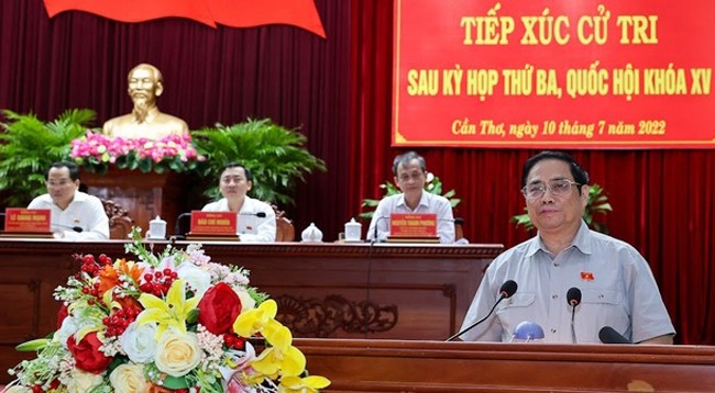 Премьер-министр Фам Минь Тьинь выступает на встрече с избирателями г. Кантхо. Фото: VGP