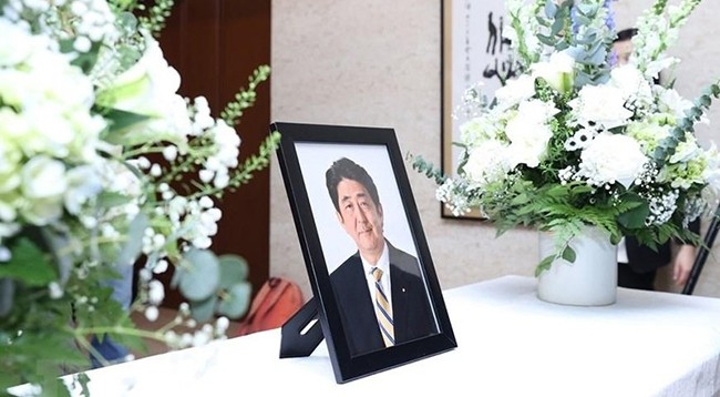 В Посольстве Японии во Вьетнаме открыта траурная книга в память о покойном бывшем Премьер-министре Абэ Синдзо. Фото: VNA