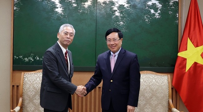 Постоянный вице-премьер Фам Бинь Минь (справа) и Вице-президент корпорации «Fast Retailing» Нориаки Кояма. Фото: VGP