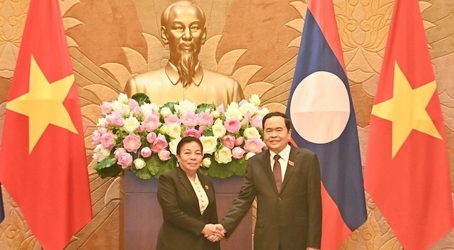 Постоянный Зампредседателя НС Вьетнама Чан Тхань Ман и Зампредседателя НА Лаоса Сунтхон Саячак. Фото: Зюи Линь