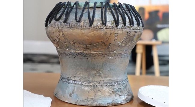Модель бронзового барабана Донгшон на выставке «Мир небесных дисков». Фото: VNA