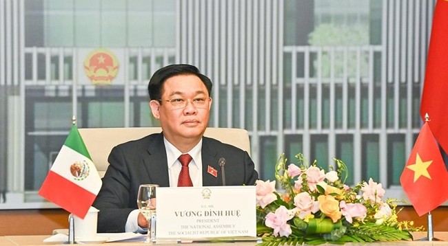 Председатель НС Вьетнама Выонг Динь Хюэ на переговорах. Фото: Зюи Линь