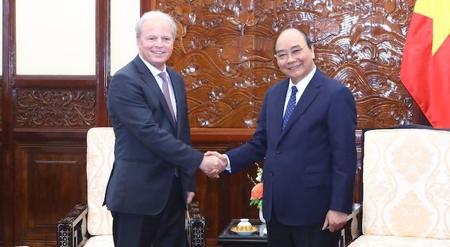 Президент Нгуен Суан Фук и Генеральный директор ВБ Аксель фон Троценбург. Фото: vpctn.gov.vn
