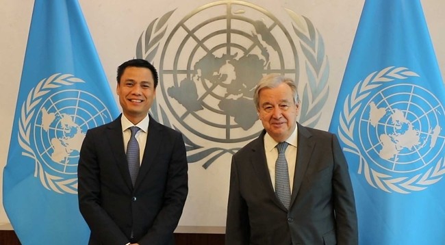 Посол Данг Хоанг Жанг и Генеральный секретарь ООН Антониу Гутерриш. Фото: Постоянная миссия Вьетнама при ООН