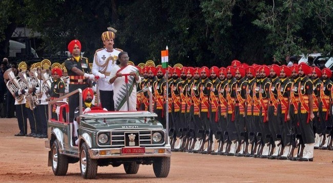 Президент Драупади Мурму обходит строй почетного караула после церемонии приведения к присяге. Фото: Рейтер