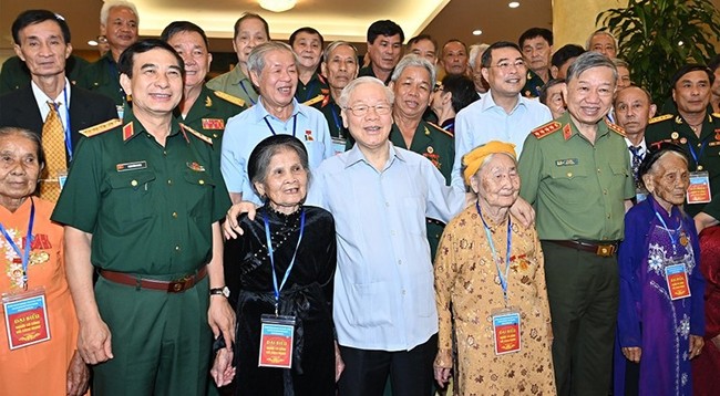 Генеральный секретарь ЦК КПВ Нгуен Фу Чонг и делегаты. Фото: Данг Кхоа