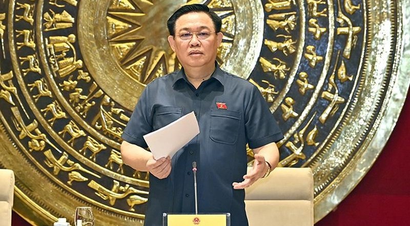 Председатель НС Выонг Динь Хюэ выступает на заседании. Фото: Зюи Линь