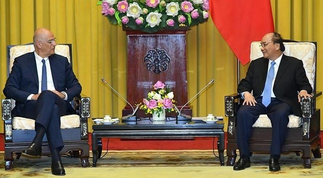 Президент Вьетнама Нгуен Суан Фук (справа) и Министр иностранных дел Греции. Фото: Данг Кхоа