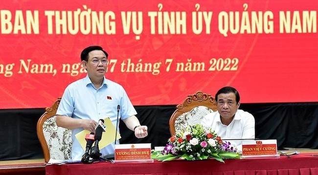 Председатель НС Выонг Динь Хюэ выступает на встрече. Фото: Зюи Линь