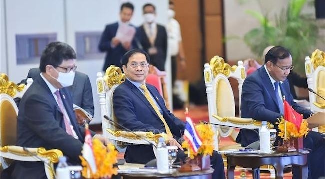 Министр иностранных дел Буй Тхань Шон (в центре) на мероприятии. Фото: VNA