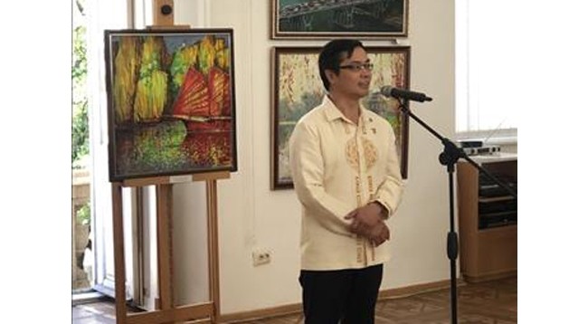 Посол Вьетнама в Украине Нгуен Хонг Тхать выступает с речью на церемонии открытия выставки. Фото: VNA