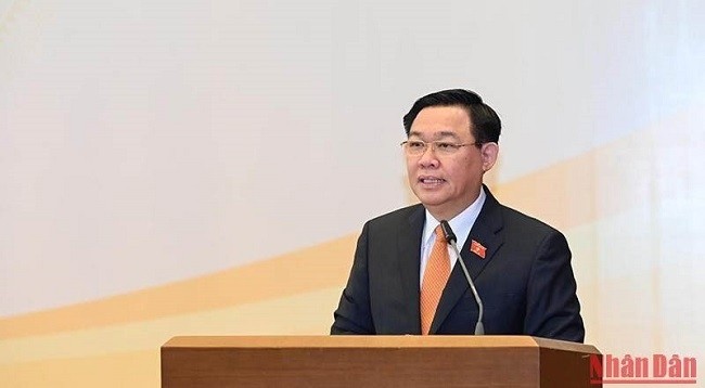 Председатель НС Выонг Динь Хюэ выступает на конференции. Фото: Зюи Линь 