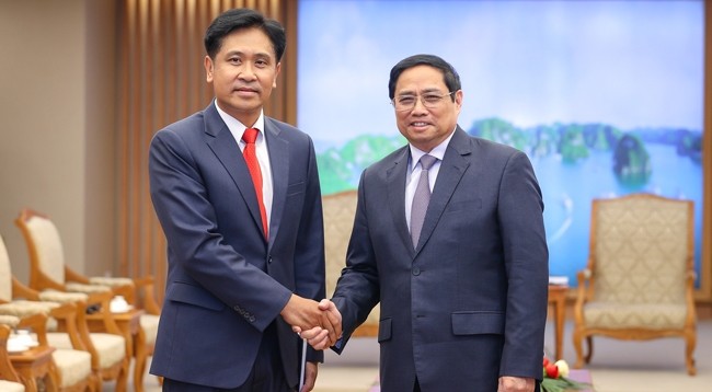 Премьер-министр Вьетнама Фам Минь Тьинь (справа) и Министр юстиции Лаоса Файви Сибуалифа. Фото: VGP
