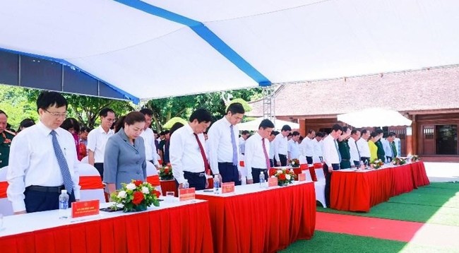 Делегаты минутой молчания почитают память Президента Хо Ши Мина.