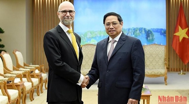 Премьер-министр Вьетнама Фам Минь Тьинь (справа) и Посол Канады во Вьетнаме Шон Перри Стайл. Фото: Чан Хай