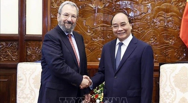 Президент Вьетнама Нгуен Суан Фук (справа) и бывший Премьер-министр Израиля Эхуд Барак. Фото: VNA