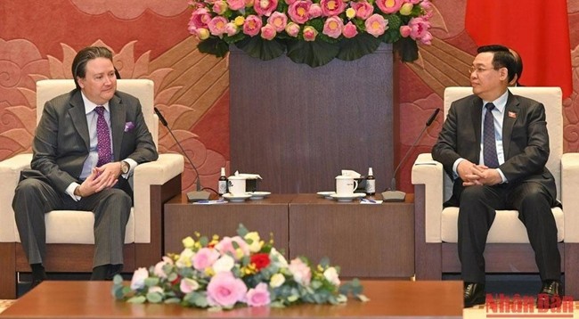 Председатель НС Выонг Динь Хюэ и Посол США во Вьетнаме Марк Э. Кнаппер. Фото: Зюи Линь