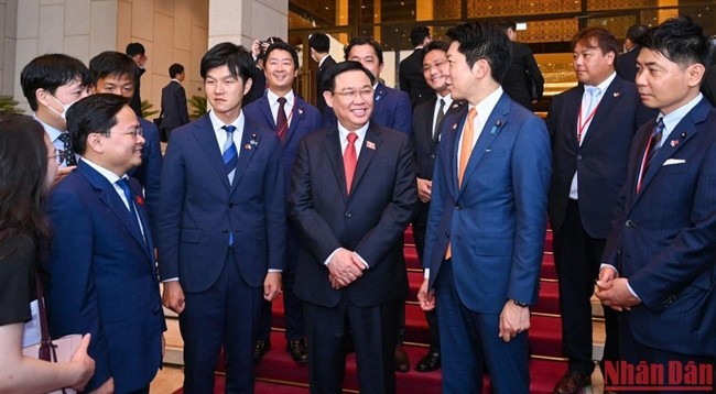 Председатель НС Выонг Динь Хюэ принимает делегацию. Фото: Зюи Линь