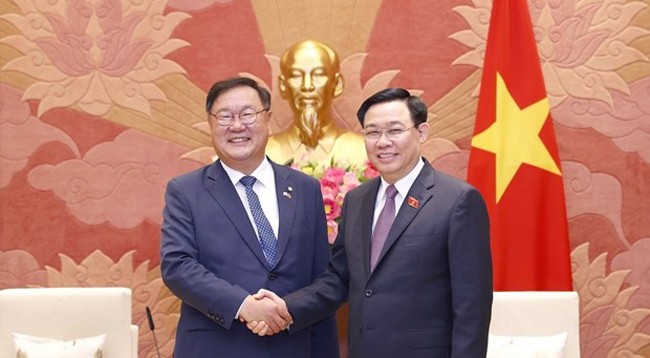 Председатель НС Выонг Динь Хюэ (справа) и Председатель группы парламентариев южнокорейско-вьетнамской дружбы Ким Тхэ Нён. Фото: VNA