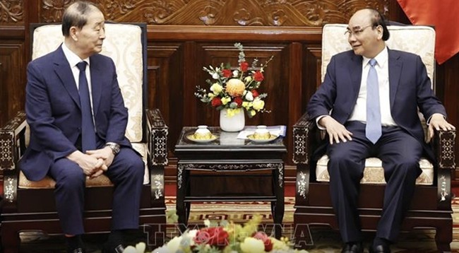 Президент Нгуен Суан Фук принимает Председателя южнокорейской корпорации Panko Чхве Ён Чжу. Фото: VNA