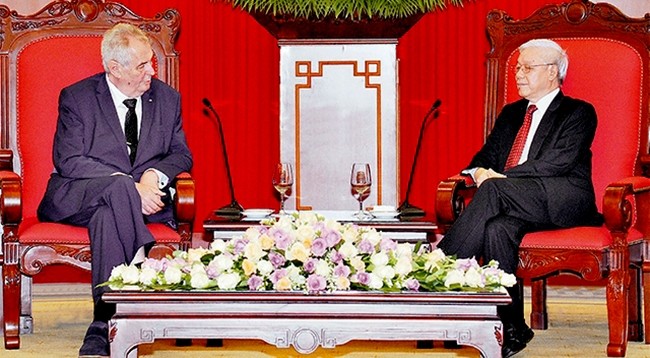 Генеральный секретарь ЦК КПВ Нгуен Фу Чонг (справа) и Президент Чехии Милош Земан