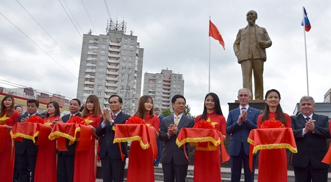 Церемония разрезания ленты памятника Президенту Хо Ши Мину. Фото: kommersant.ru