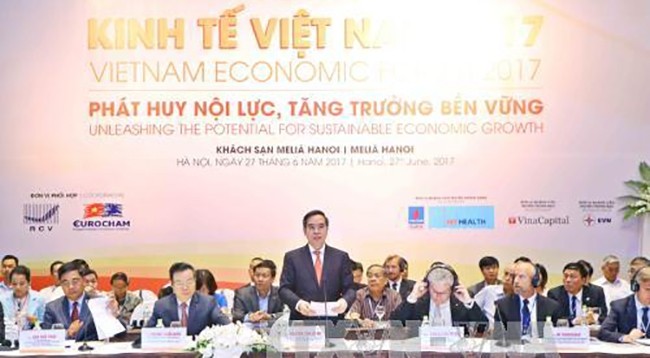 Заведующий Отделом ЦК КПВ по экономическим вопросам Нгуен Ван Бинь выступает на форуме. Фото: ВИА