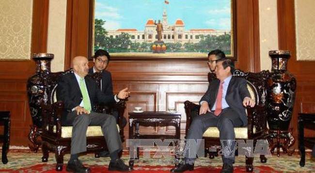 Председатель Народного комитета г. Хошимина Нгуен Тхань Фонг (справа) и Экс-президент Мексики Карлос Салинас. Фото: VNA