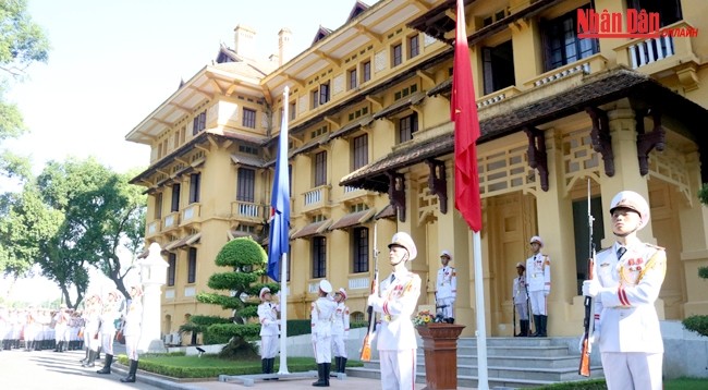 Момент поднятия флага АСЕАН. Фото: Кхань Ли