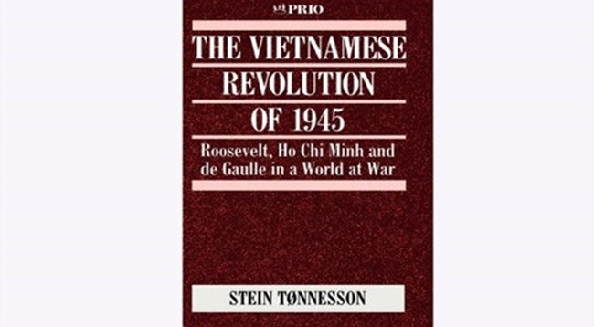 Книга «Вьетнамская революция 1945 г. – Рузвельт, Хо Ши Мин и де Голль в мире войны» норвежского историка С. Тённесона. Фото: VOV