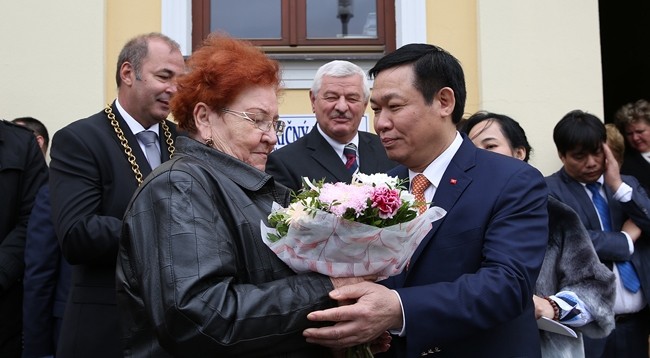 Вице-премьер Вьетнама Выонг Динь Хюэ и г-жа Катарина Филова. Фото: Посольство Вьетнама в Словакии