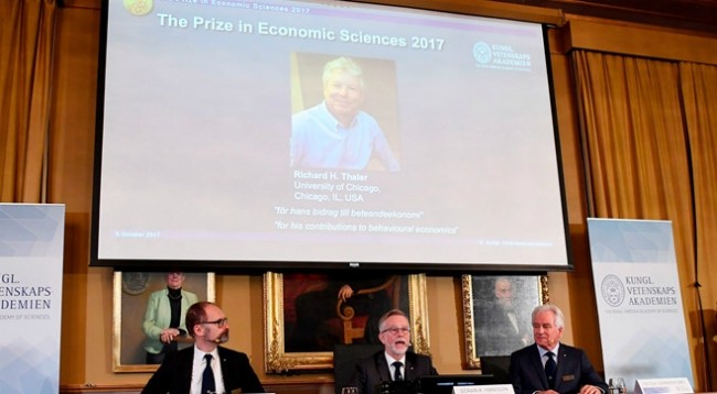 Фотография Ричарда Талера на экране во время объявления лауреата Нобелевской премии 2017 года по экономике. Фото: Рейтер